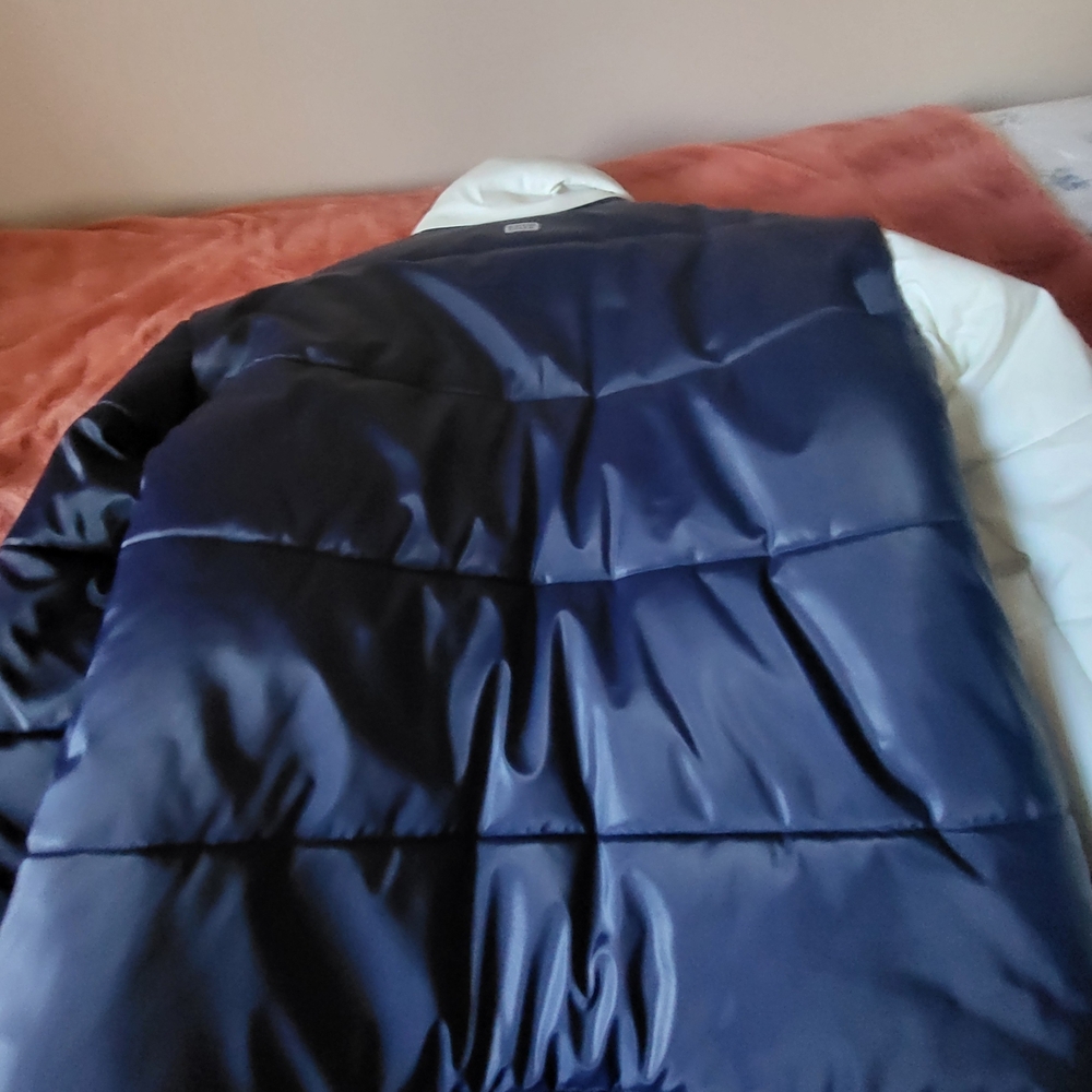 Men's Stylish White and Navy Puffer Jacket - Picture 5 of 6